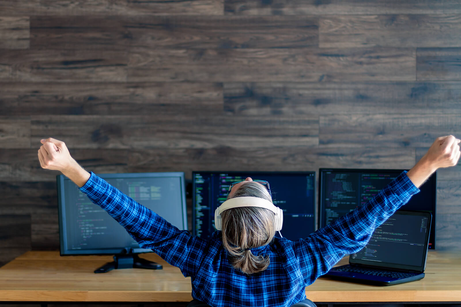 A woman raises her arms while sitting at a computer desk and celebrating. Learn how brainspotting therapy in San Ramon, CA can offer support for high achieving women. Contact a brainspotting therapist in San Ramon, CA for more info on how anxiety therapy in California can help today.